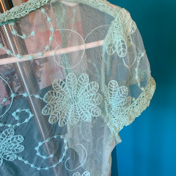 One7Six beautiful aqua see through lace crop top. - Picture 11 of 11